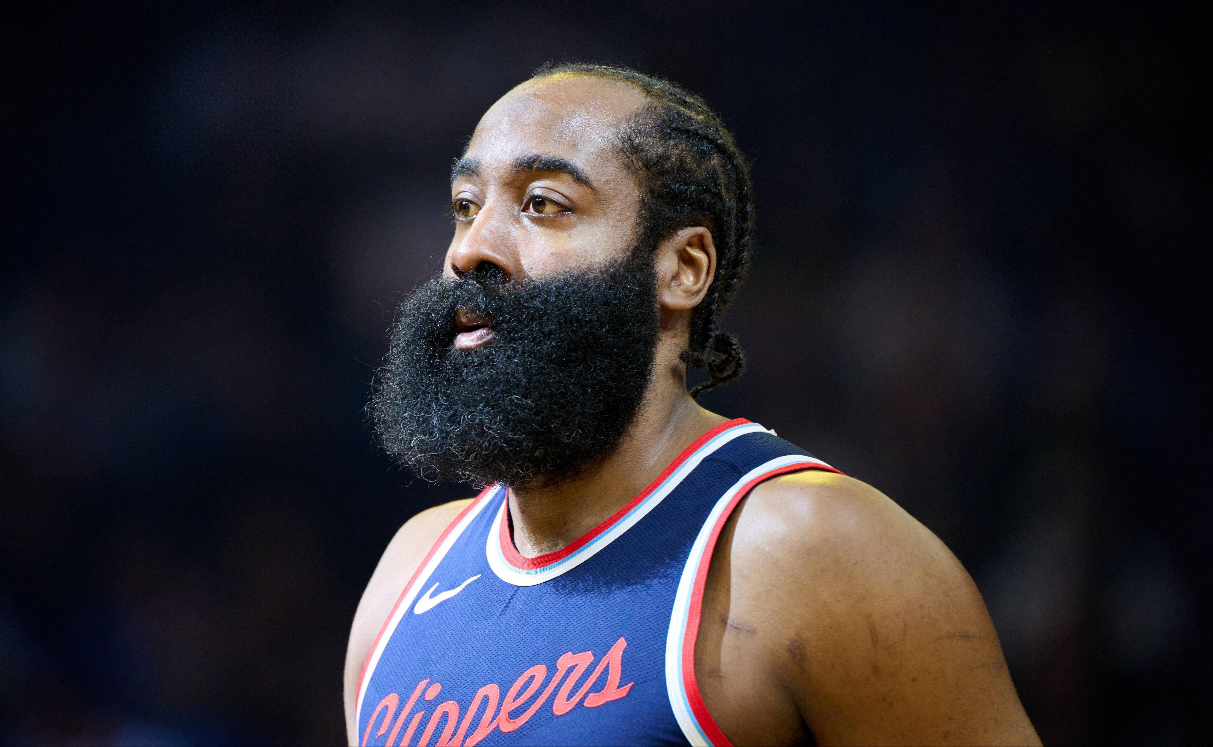 湖人复出首战，哈登状态火爆，引发争议成为焦点！