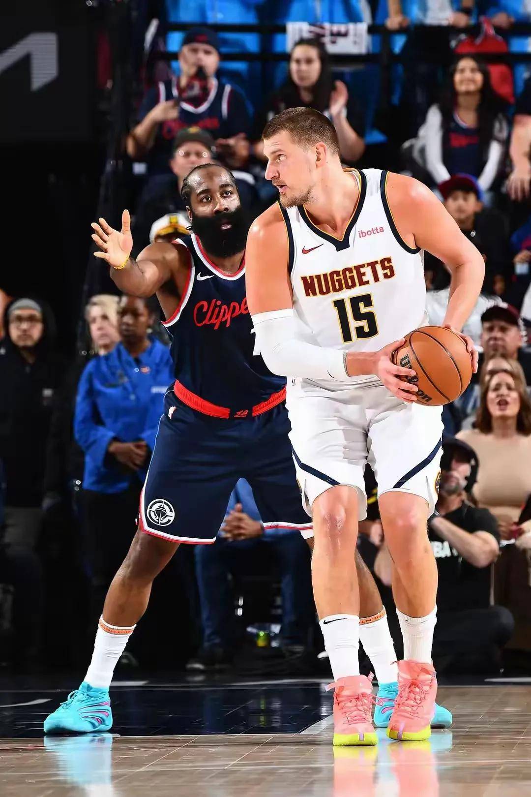 爵士绝杀时刻,引发争议点燃赛场,快船迎来胜利! 爵士绝杀时刻,引发争议点燃赛场,快船迎来胜利!