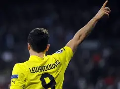 莱万多夫斯基在美国队比赛中出色防守，领先优势明显引发热议！