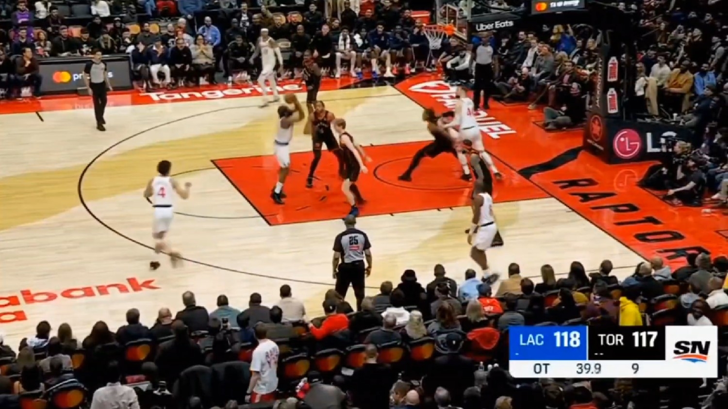 洛杉矶湖人次回合大胜丹佛掘金，哈登砍下11记关键球，全场沸腾的简单介绍